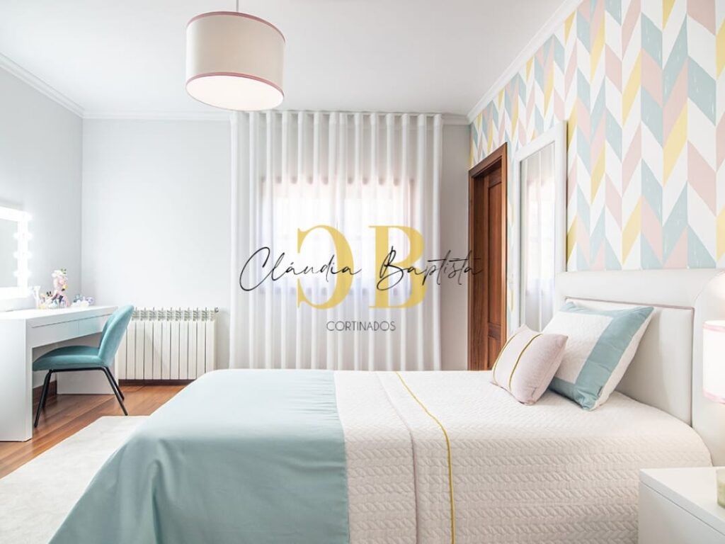 Quarto com papel de parede colorido e cortinado de ondas branco