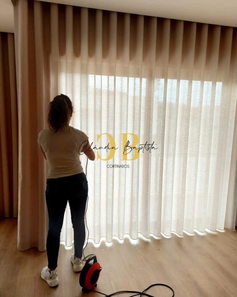 Cortinados de ondas a serem passados a vapor depois de colocados