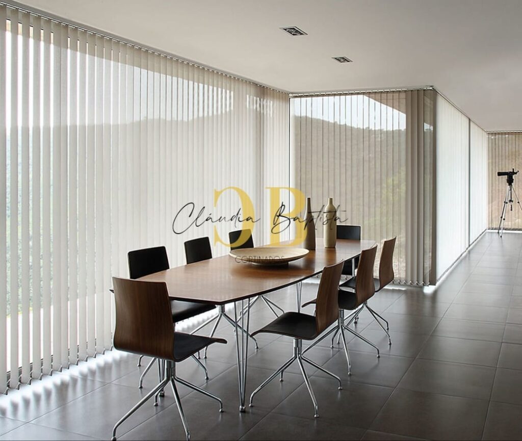 Sala de reuniões com bandas verticais em todas as janelas